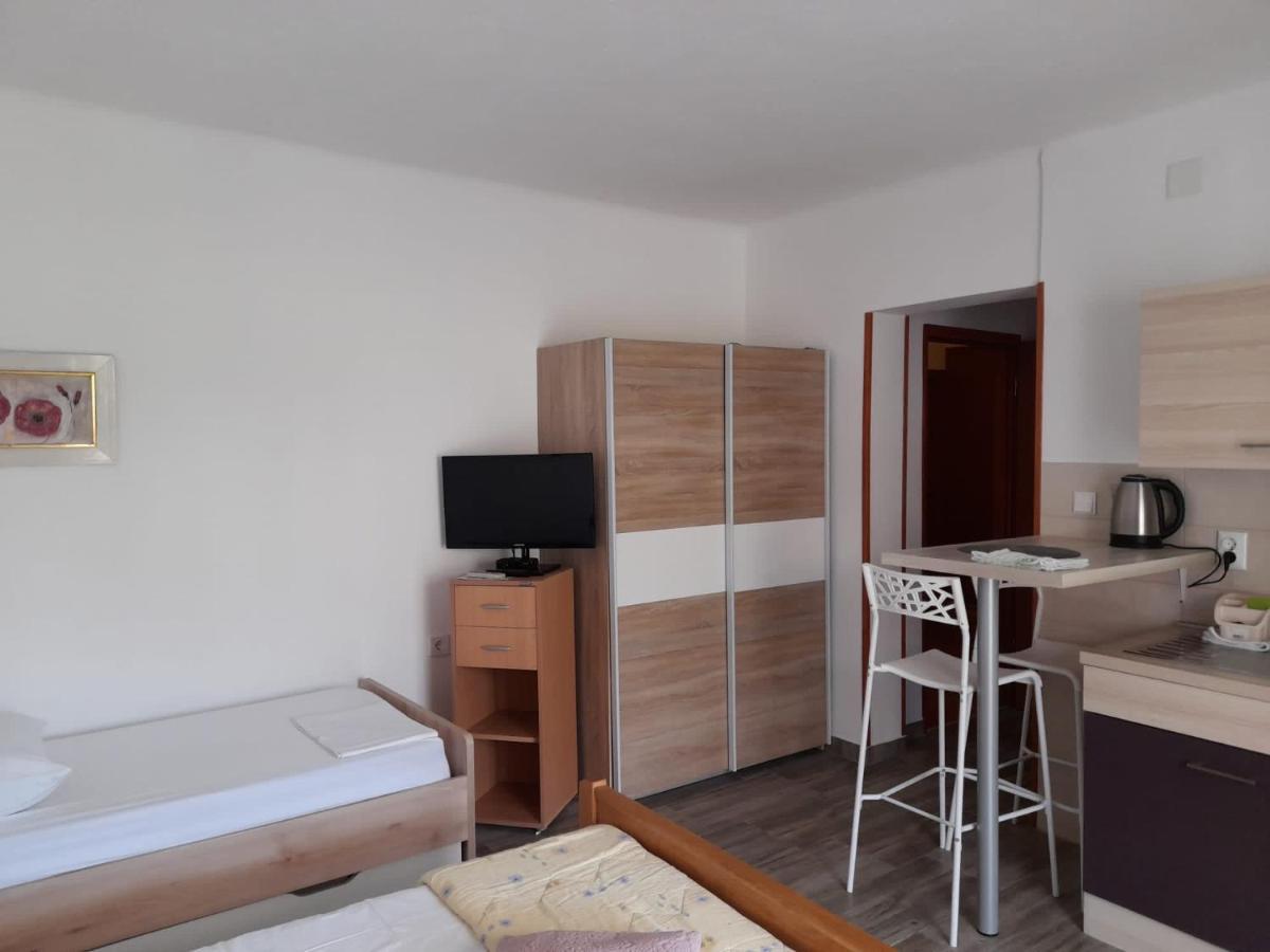 Rooms & Apartments Kaurloto Паг Екстер'єр фото