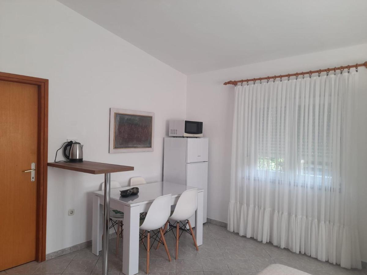 Rooms & Apartments Kaurloto Паг Екстер'єр фото