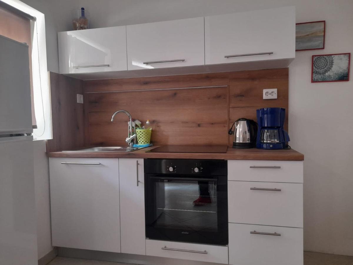 Rooms & Apartments Kaurloto Паг Екстер'єр фото