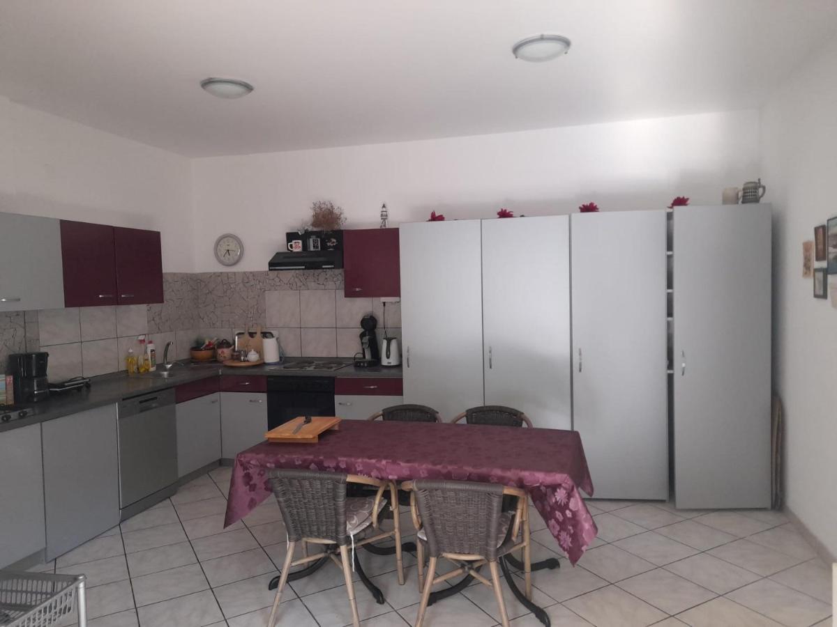 Rooms & Apartments Kaurloto Паг Екстер'єр фото