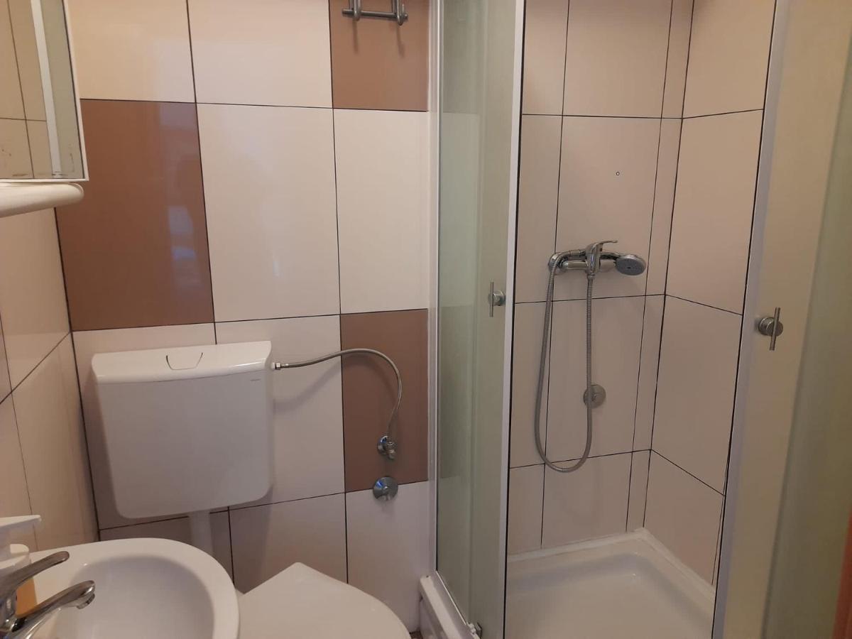 Rooms & Apartments Kaurloto Паг Екстер'єр фото
