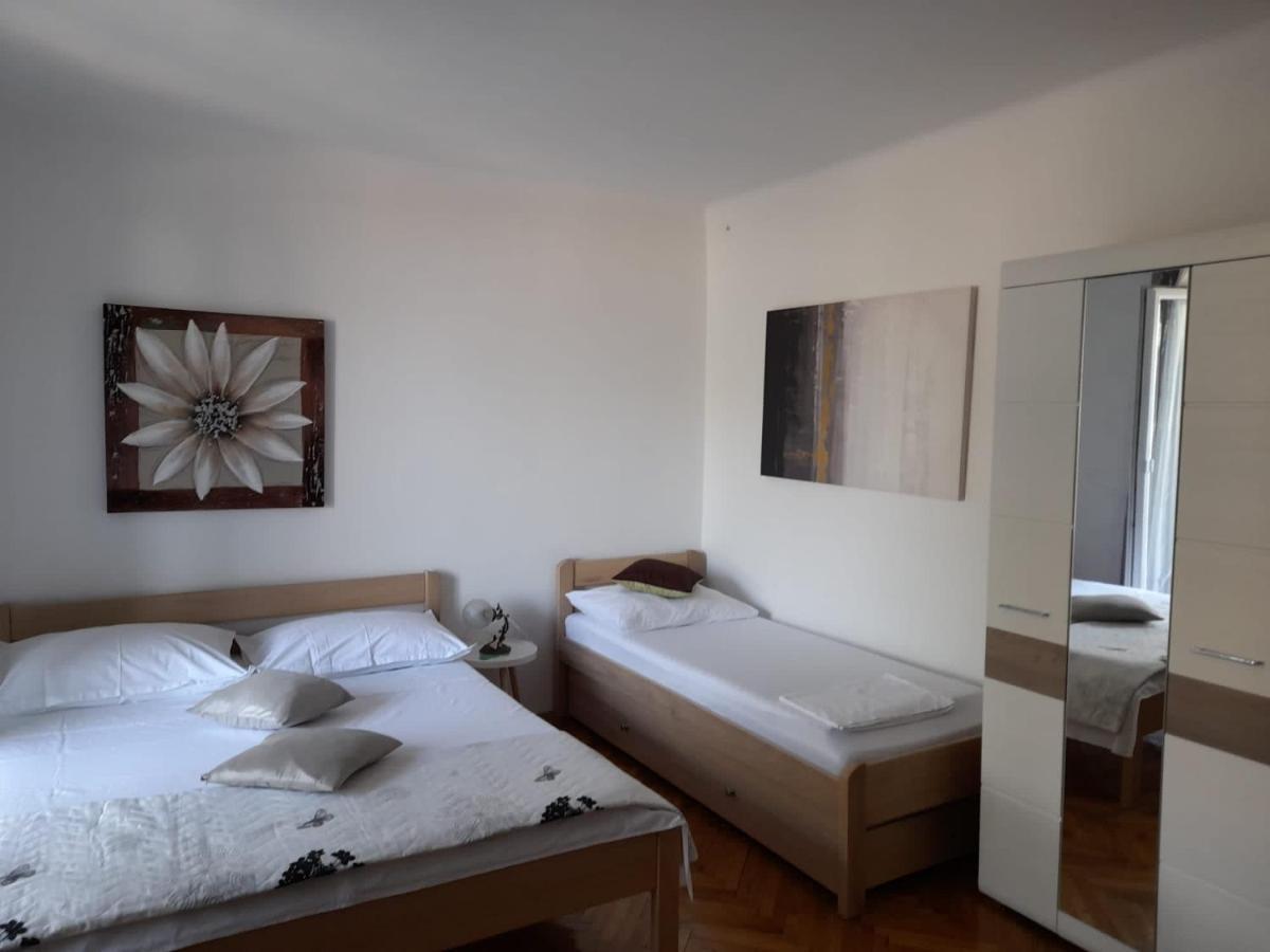 Rooms & Apartments Kaurloto Паг Екстер'єр фото
