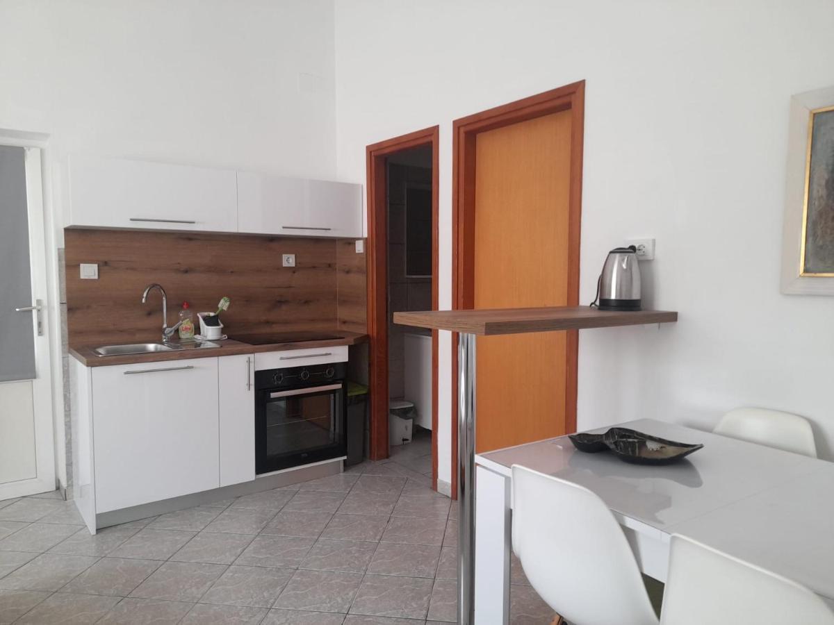 Rooms & Apartments Kaurloto Паг Екстер'єр фото