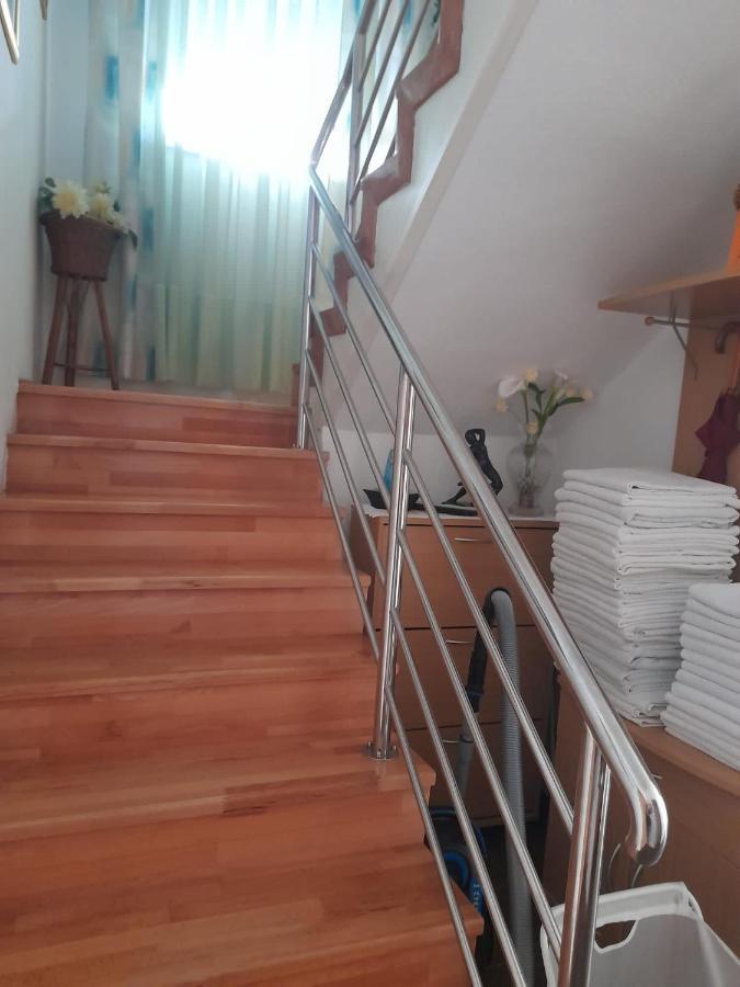 Rooms & Apartments Kaurloto Паг Екстер'єр фото