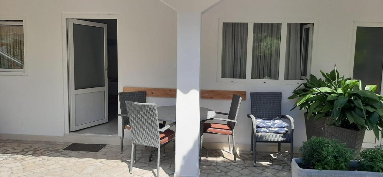 Rooms & Apartments Kaurloto Паг Екстер'єр фото