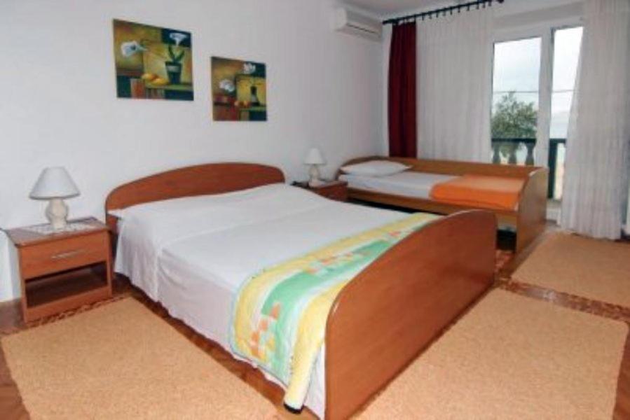 Rooms & Apartments Kaurloto Паг Екстер'єр фото