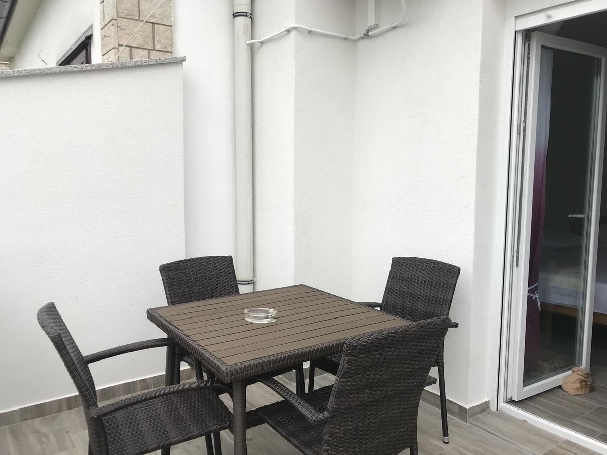 Rooms & Apartments Kaurloto Паг Екстер'єр фото