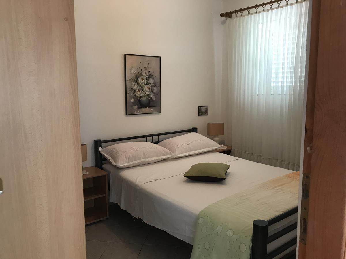 Rooms & Apartments Kaurloto Паг Екстер'єр фото