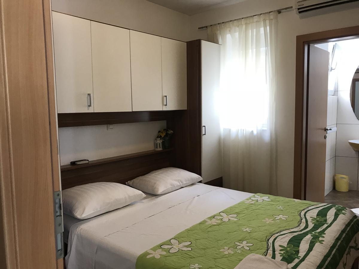 Rooms & Apartments Kaurloto Паг Екстер'єр фото
