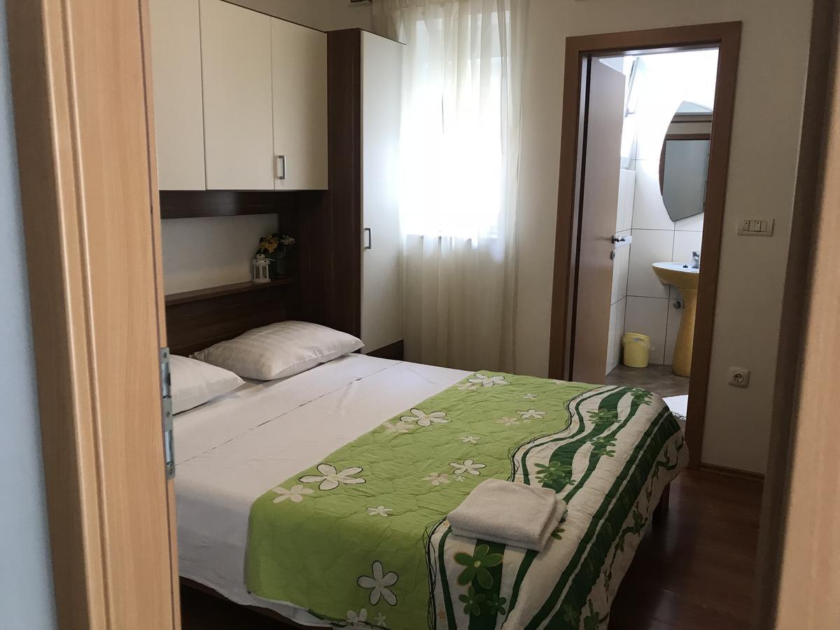 Rooms & Apartments Kaurloto Паг Екстер'єр фото